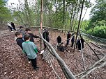 Sch&uuml;lerinnen und Sch&uuml;ler der 7. Klasse der Franzbergschule bauen ein neues Kletterger&uuml;st f&uuml;r die Kattas im Affenwald Strau&szlig;berg (Foto: Silvio Dietzel)