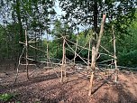 Sch&uuml;lerinnen und Sch&uuml;ler der 7. Klasse der Franzbergschule bauen ein neues Kletterger&uuml;st f&uuml;r die Kattas im Affenwald Strau&szlig;berg (Foto: Silvio Dietzel)
