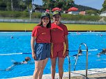 Carolin &Ouml;zbek (li.) und Schulabsolventin Alanis Ruppert (re.) sicherten am Beckenrand die Schwimmer ab (Foto: Janine Skara)
