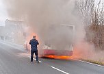 Bus bei Artern in Vollbrand (Foto: Feuerwehr Artern/Silvio Dietzel) Bus bei Artern in Vollbrand (Foto: Feuerwehr Artern/Silvio Dietzel)