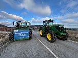  Landwirte mit ihren Maschinen blockieren die Bundesstra&szlig;e 4 bei Sondershausen (Foto: S. Dietzel)