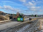  Landwirte mit ihren Maschinen blockieren die Bundesstra&szlig;e 4 bei Sondershausen (Foto: S. Dietzel)