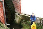 Mühle besichtigt (Foto: Ulrich Reinboth) Mühle besichtigt (Foto: Ulrich Reinboth)