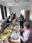 Fr&ouml;hliches Weihnachtsbasteln in gem&uuml;tlicher Runde im Seniorentreff in Jecha (Foto: Wolfgang Dittrich)