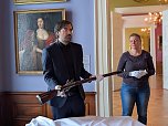 Dr. Carolin Schäfer (re.) und Sammlungsleiter Philipp Steinkamp (li) präsentieren das Tanner Gewehr. (Foto: Janine Skara) Dr. Carolin Schäfer (re.) und Sammlungsleiter Philipp Steinkamp (li) präsentieren das Tanner Gewehr. (Foto: Janine Skara)