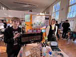 Tilda M&uuml;ller und Liam Luca Weidensee, Siebtkl&auml;ssler des Schiller-Gymnasiums in Bleicherode, widmeten sich dem Thema Mikroplastik (Foto: ssc)