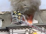 Die Feuerwehren in Sondershausen und Ebeleben versuchen das Feuer zu l&ouml;schen.  (Foto: Silvio Dietzel)