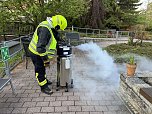 Das defekte Sauerstoffger&auml;t wurde umgehend aus dem Geb&auml;ude geschafft. (Foto: Silvio Dietzel)