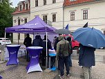 Einmal essen, zweimal satt. Suppenverteilung mit Landr&auml;tin auf dem Sondersh&auml;user Marktplatz (Foto: Karina Krausholz)