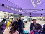 Einmal essen, zweimal satt. Suppenverteilung mit Landr&auml;tin auf dem Sondersh&auml;user Marktplatz (Foto: Karina Krausholz)