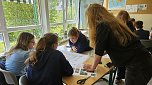 Mit Hilfe von Landschaftsplanern und Architekten er&ouml;rterten Sch&uuml;ler aus Heldrungen, wie sie ihre Schule klimaresilienter machen k&ouml;nnen.  (Foto: IBKM)