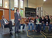 Bild: Ensemble steht