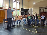 Bild: Ensemble steht