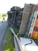 Bild: Umgekippter Lkw blockierte B4
