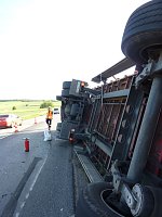 Bild: Umgekippter Lkw blockierte B4