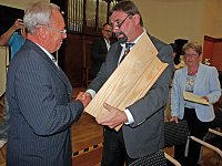 Bild: Ehrengabe erhalten