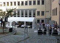 Bild: Kritisches zum Feiertag