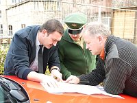 Berufsfeuerwehr, Sprengmeister und Polizei legen Radius zur Evakuierung fest Bild: Berufsfeuerwehr, Sprengmeister und Polizei legen Radius zur Evakuierung fest