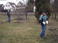 Baumschnitt im Kita-Projektgarten Bild: Baumschnitt im Kita-Projektgarten
