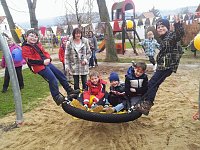 Bild: Spielger&auml;te feierlich eingeweiht