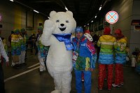 Winke, winke: Der Eisbär, eins der drei Maskottchen, war ein beliebtes Fotomotiv. Bild: Winke, winke: Der Eisbär, eins der drei Maskottchen, war ein beliebtes Fotomotiv.