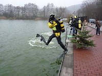 Weihnachtstauchen im Bebraer Teich Bild: Weihnachtstauchen im Bebraer Teich