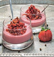 Bild: Scharf: Erdbeeren mit Pfeffer anzuspitzen ist aus der Mode gekommen. Dennoch lohnt sich die Frucht-Sch&auml;rfe-Kombination.