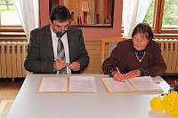 Unterzeichnung Schenkungsvertrag Bild: Unterzeichnung Schenkungsvertrag