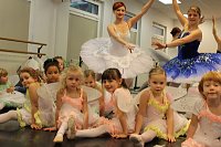 Die Eleven des Tanzstudios Radeva üben die "Schneekönigin" ein Bild: Die Eleven des Tanzstudios Radeva üben die "Schneekönigin" ein
