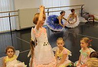 Die Eleven des Tanzstudios Radeva üben die "Schneekönigin" ein Bild: Die Eleven des Tanzstudios Radeva üben die "Schneekönigin" ein