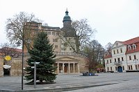 Der Weihnachtsbaum steht. Bild: Der Weihnachtsbaum steht.