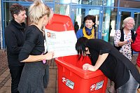 Spiele-Tonne übergeben Bild: Spiele-Tonne übergeben