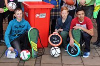 Spiele-Tonne übergeben Bild: Spiele-Tonne übergeben
