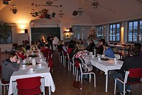 Bild: Weihnachtsmann kam mit Rentier