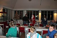 Bild: Weihnachtsmann kam mit Rentier