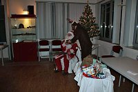 Bild: Weihnachtsmann kam mit Rentier