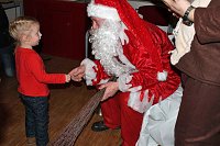 Bild: Weihnachtsmann kam mit Rentier