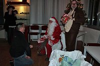 Bild: Weihnachtsmann kam mit Rentier