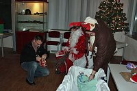 Bild: Weihnachtsmann kam mit Rentier