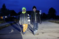 Sichtbarkeit im Straßenverkehr: Was für ein Unterschied: Das Kind links mit leuchtend gelber Mütze und Schal sowie reflektierenden Bändern ist gut sichtbar, das Kind rechts kann nur durch den Reißverschluss an der Jacke seine Sichtbarkeit etwas verbessern. Bild: Sichtbarkeit im Straßenverkehr: Was für ein Unterschied: Das Kind links mit leuchtend gelber Mütze und Schal sowie reflektierenden Bändern ist gut sichtbar, das Kind rechts kann nur durch den Reißverschluss an der Jacke seine Sichtbarkeit etwas verbessern.