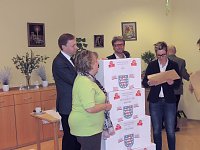 Bild: &Uuml;bergabe der Bauschutzbrillen an Abgeordneten des Landtages