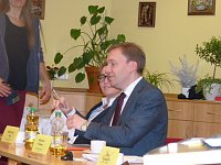 Bild: &Uuml;bergabe der Bauschutzbrillen an Abgeordneten des Landtages