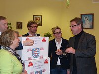 Bild: &Uuml;bergabe der Bauschutzbrillen an Abgeordneten des Landtages