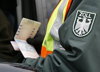 Bild: Zoll: Passkontrolle