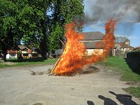 Feuer entfacht auf dem Schlossgelände Bild: Feuer entfacht auf dem Schlossgelände
