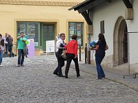 Bild: Th&uuml;ringentag 2015: Das Volk wartete auf die Er&ouml;ffnung, zuvor gab es einen Sektempfang f&uuml;r die VIP. Hier Th&uuml;ringens Finanzministerin Taubert auf dem Weg dorthin.