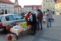 Warm angezogen zum Trödelmarkt Bild: Warm angezogen zum Trödelmarkt