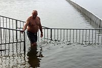 Bild: Brrr! Sehr k&uuml;hl beim Abbaden