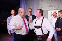 Bild: Gewichtiger Gast zum Oktoberfest im Autohaus Peter