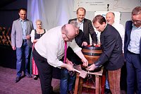 Bild: Gewichtiger Gast zum Oktoberfest im Autohaus Peter